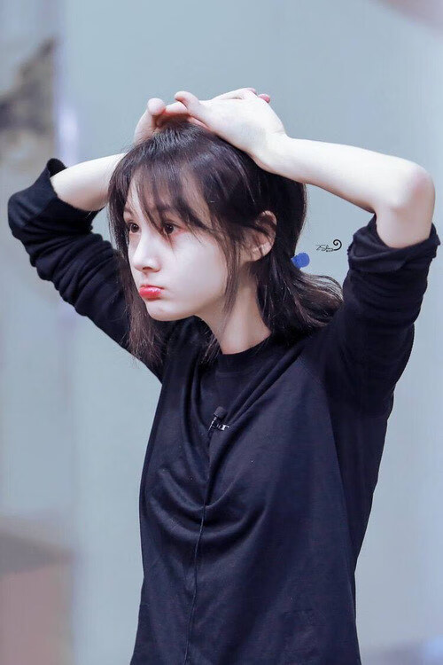 “缆绳滑水：东桃花岛赛场极速挑战，观众激情四射”