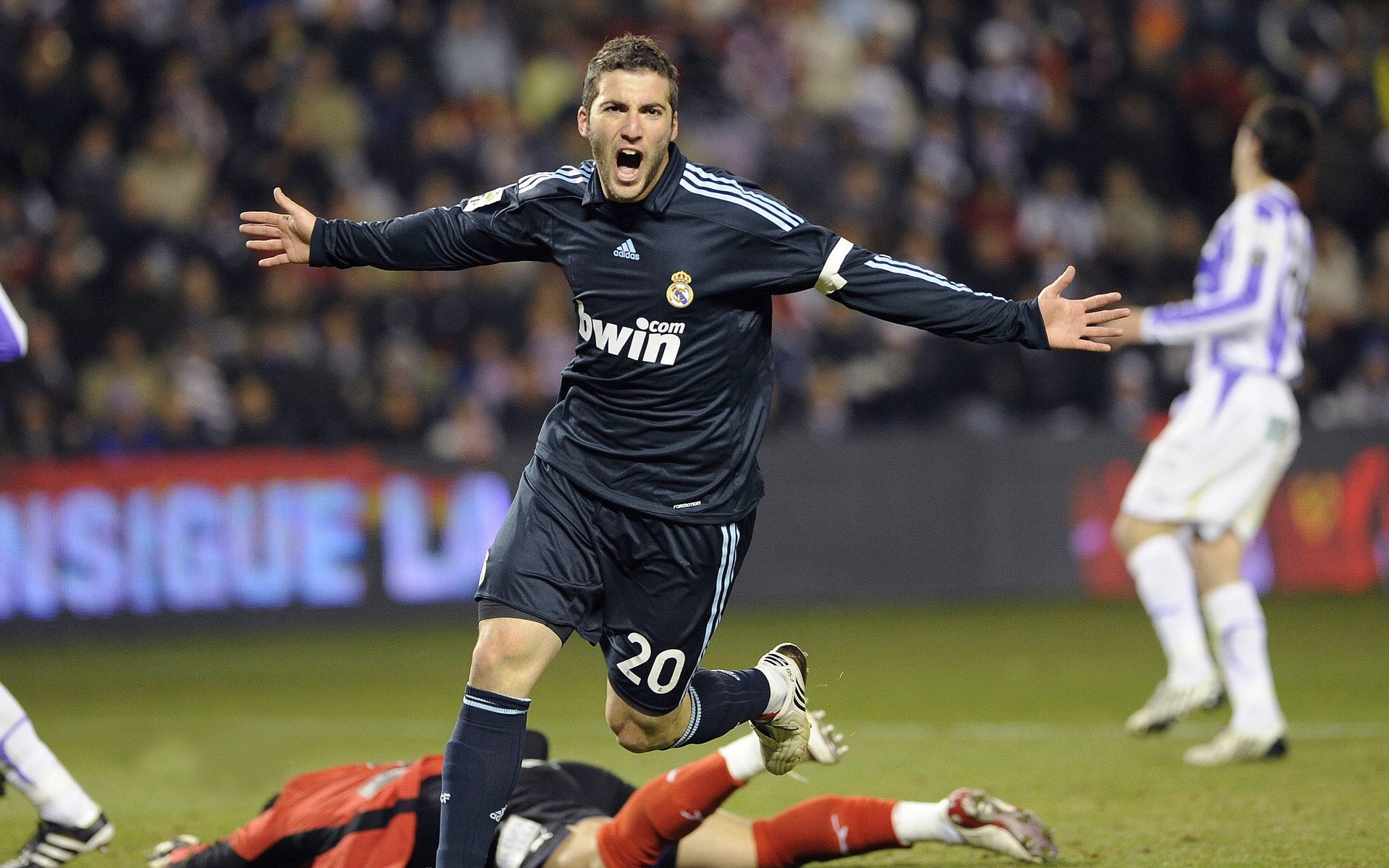 2019年全明星：库里“神级”出手引发全场欢呼声，17年全明星库里